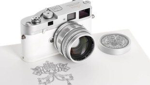 Bei der 47. Leitz Photographica Auction in Wien erzielte eine Leica M-A aus Papst Franziskus’ ...