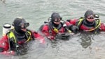 Sechs Taucher gingen ins Wasser, um die „verunglückten Quads“ zu finden und zu bergen. 