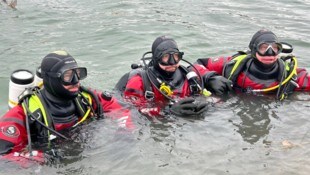 Sechs Taucher gingen ins Wasser, um die „verunglückten Quads“ zu finden und zu bergen. 
