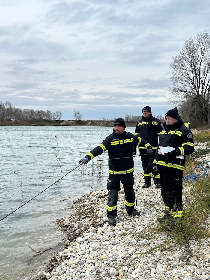 Per Leine war die Mannschaft draußen mit den Tauchern im Wasser verbunden.
