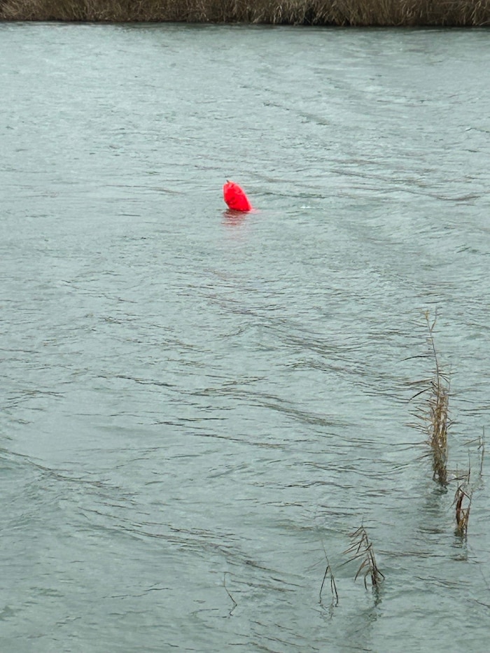 Gefunden! Mit einer Boje wurde die Baggerschaufel markiert.