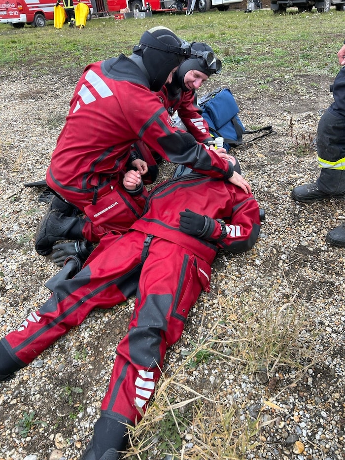 Nein, es ist nichts passiert! Man simulierte nur, dass ein Taucher verunglückt sei und führte ...