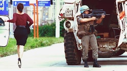 Wohlhabende Männer sollen bezahlt haben, um in der berüchtigten „Sniper Alley“ im Herzen ...