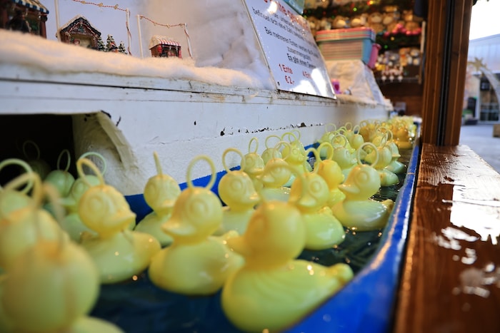 Ein Klassiker am Christkindlmarkt: Enten ziehen.