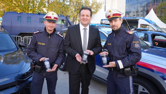 LR René Zumtobel (Mitte), Wolfgang Weniger (Stellvertretender Leiter der Landesverkehrsabteilung ...