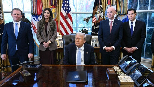 US-Präsident Donald Trump und FIFA-Präsident Gianni Infantino (2. v. re.) haben Großes vor.