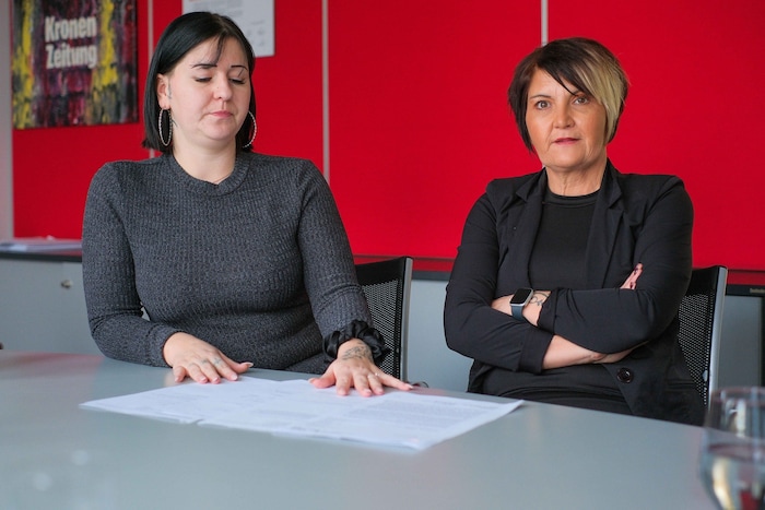 Mama Silke (links) und Oma Karoline fühlen sich ungerecht behandelt.