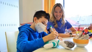 Alex hat seinen Mini-Burgstaller fast fertig. Das freut Pädagogin Rebecca Brandstätter. Sie ist ...