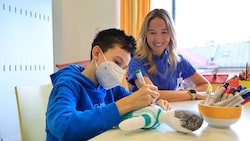 Alex hat seinen Mini-Burgstaller fast fertig. Das freut Pädagogin Rebecca Brandstätter. Sie ist ...