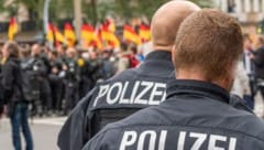 Wegen Gewalttaten und anderer schwerer Delikte sucht die deutsche Polizei nach Hunderten ...