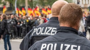 Wegen Gewalttaten und anderer schwerer Delikte sucht die deutsche Polizei nach Hunderten ...