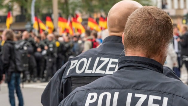 Wegen Gewalttaten und anderer schwerer Delikte sucht die deutsche Polizei nach Hunderten ...