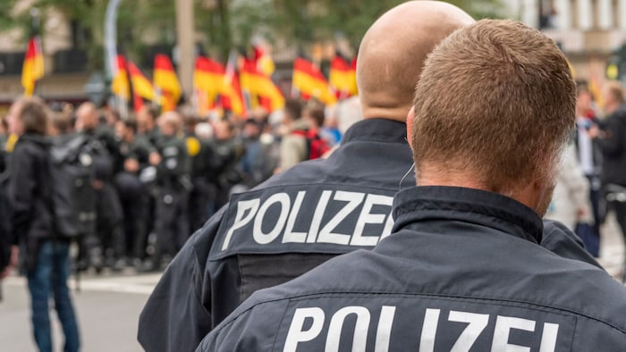 Wegen Gewalttaten und anderer schwerer Delikte sucht die deutsche Polizei nach Hunderten ...