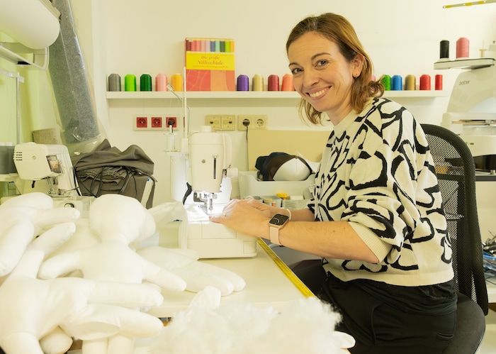 Lisa Ridl vom ARTIS-Betrieb zeigt, wie die Puppen entstehen.