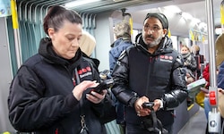 Klaudia und Mohammat bei den Kontrollen.