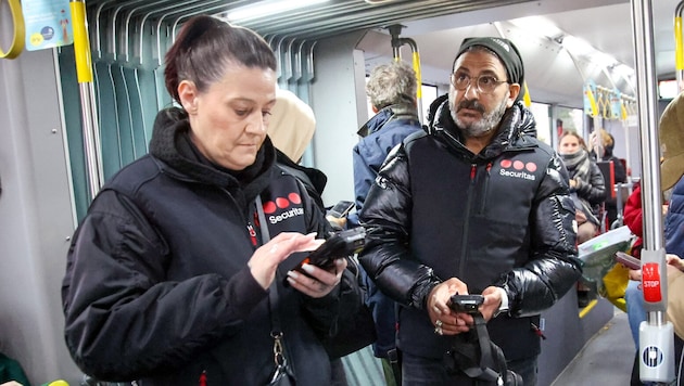 Klaudia und Mohammat bei den Kontrollen.