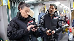 Klaudia und Mohammat bei den Kontrollen.