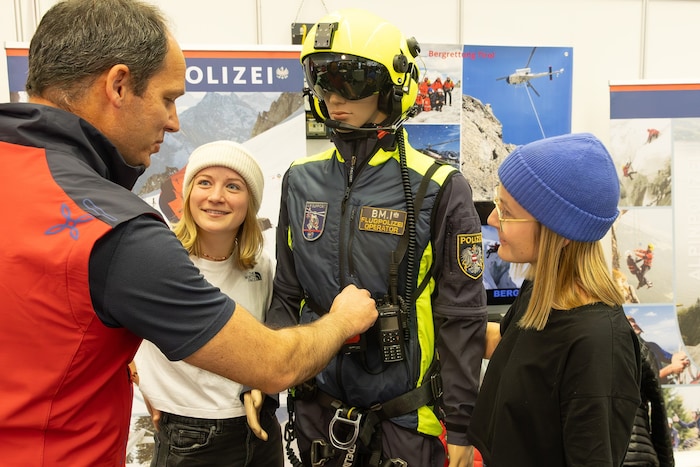 Die Tiroler Flugpolizei gibt Einblicke in ihre Arbeit.