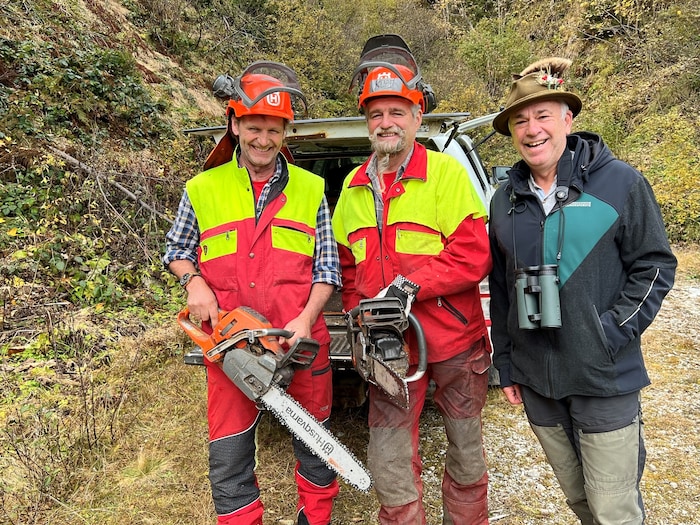 Einsatzbesprechung: Revierleiter Maier (re.), Kurt und Georg.