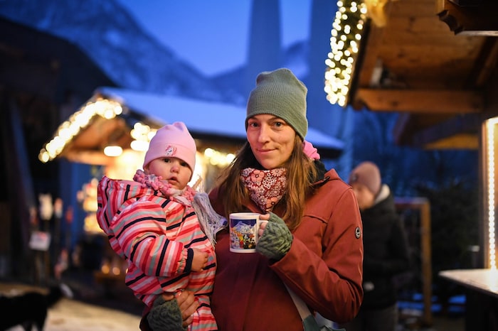 BonusCard einpacken und Lebkuchen, Laterne oder Schal holen: Bei der „Krone“- Hütte (re.) in St. ...