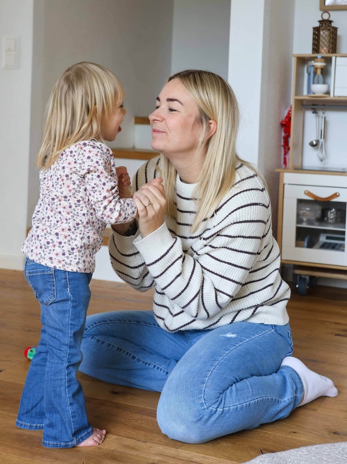 Lara macht Fortschritte, konnte zuerst sitzen und nun mit Hilfe stehen. Mama Melanie ist stolz.
