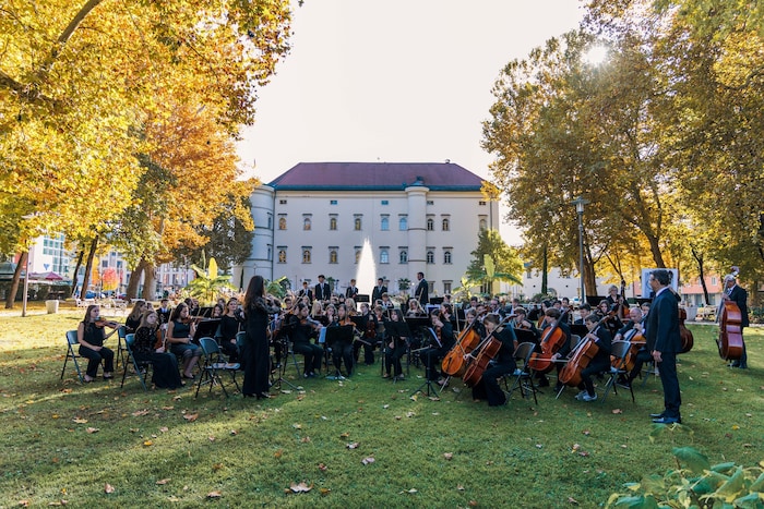 Junge Musiker aus Kärnten und Steiermark spielen zur Eröffnung der Koralmbahn.
