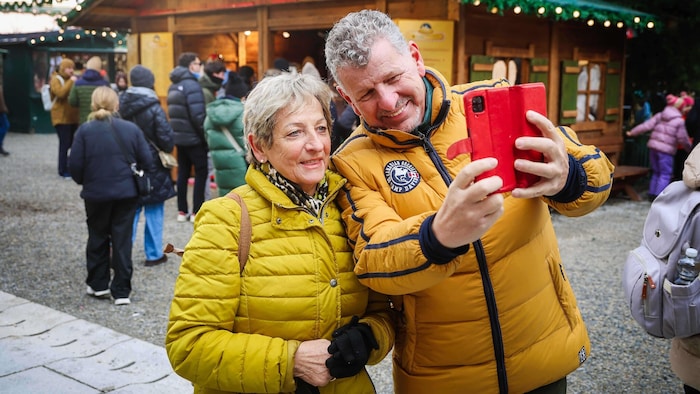 Geduldig nahm sich der Schlagerstar bei seinem Besuch am Christkindlmarkt am Samstag Zeit für ...