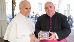 Ein besonderes Geschenk: Papst Leo XIV. freute sich über die CD des singenden Pfarrers Franz ...