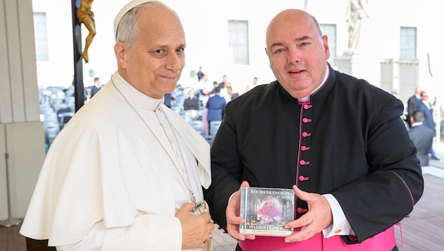 Ein besonderes Geschenk: Papst Leo XIV. freute sich über die CD des singenden Pfarrers Franz ...