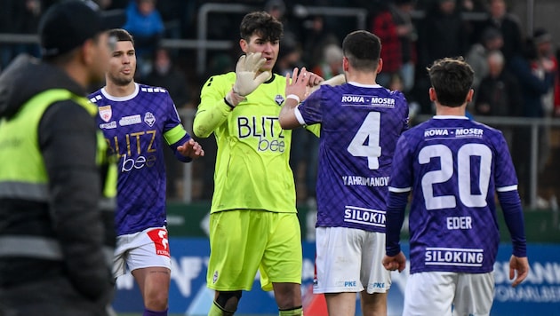 Die Spieler von Austria Salzburg klatschten nach dem 0:0 in Lustenau zufrieden ab.