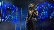 Ein übergriffiger Fan hat US-Rocksänger Lenny Kravitz mehrere Dreadlocks ausgerissen ...