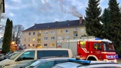 Schwarzer Rauch stieg aus dem Kamin auf.