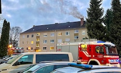 Schwarzer Rauch stieg aus dem Kamin auf.