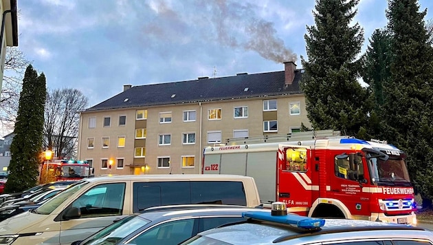 Schwarzer Rauch stieg aus dem Kamin auf.