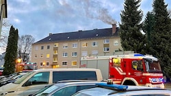 Schwarzer Rauch stieg aus dem Kamin auf.