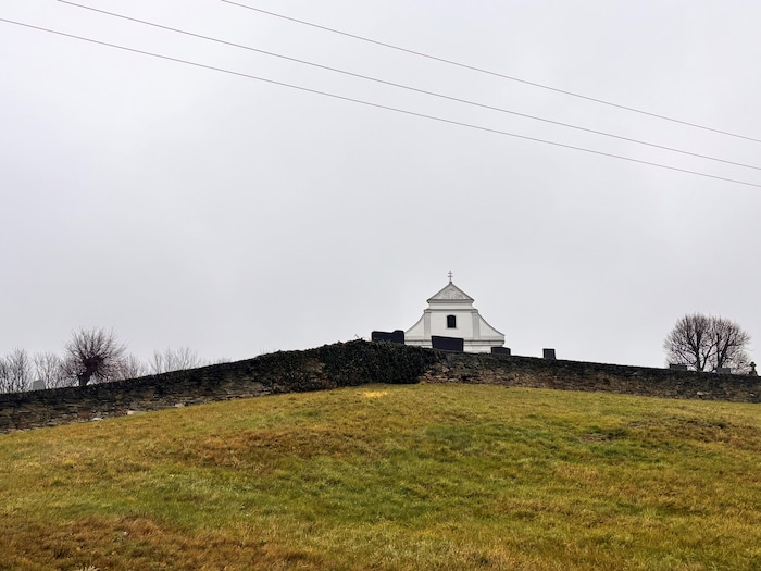 Das Gold könnte direkt im Friedhof liegen.