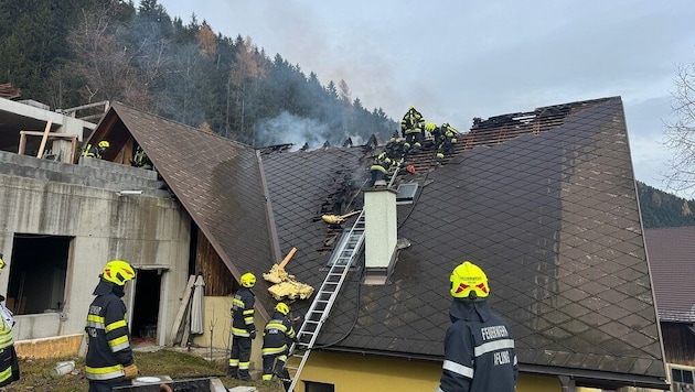 Feuerwehrmänner öffneten das Dach und suchten nach Glutnestern.