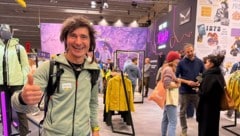 Der Südtiroler Profibergsteiger Simon Gietl beim Salewa-Stand auf der Alpinmesse Innsbruck. ...