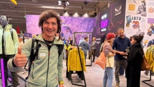 Der Südtiroler Profibergsteiger Simon Gietl beim Salewa-Stand auf der Alpinmesse Innsbruck. ...