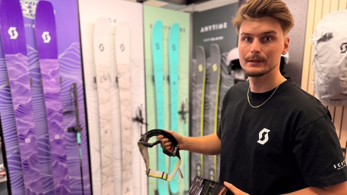 Lukas Landauer mit der neuen Scott React Skibrille mit Magnetsystem zum Auswechseln der ...