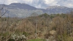 Weil sie mit ihren Kindern weit abgelegen ohne Strom und Wasser gelebt haben, könnten Eltern in ...