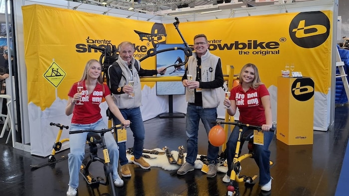 Snowbike-Hersteller Harald Brenter (hinten re.) mit Weltrekordhalter Hermann Koch und den beiden ...