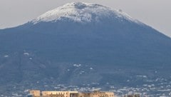 Der Vulkan Vesuv in Italien zeigt sich nach Schneefall weiß.
