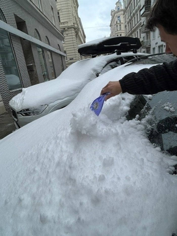 In Wien-Alsergrund musste am Sonntagmorgen die Sicht freigekratzt werden.