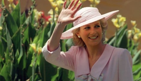 In seiner Biografie über Prinzessin Diana hat ihr Bruder Charles Spencer Erinnerungen und ...