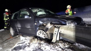Der Pkw war in die Leitplanke gerutscht. 
