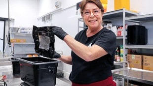 Klaudija Mentin hat beim „Schnitzelbär“ in Höchst ihren Traumjob gefunden.