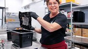 Klaudija Mentin hat beim „Schnitzelbär“ in Höchst ihren Traumjob gefunden.