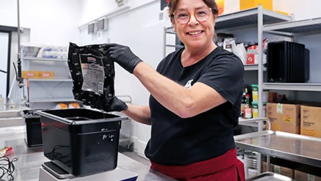 Klaudija Mentin hat beim „Schnitzelbär“ in Höchst ihren Traumjob gefunden.