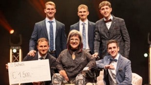 Marianne Hengl (RollOn) mit den Vertretern des EinserTisch.